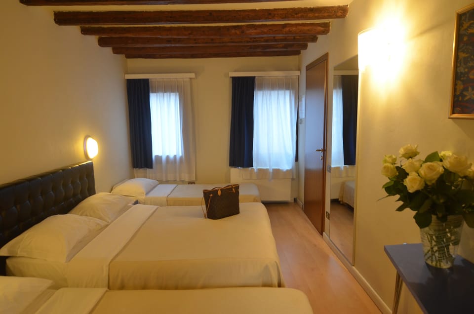 Classic Quadruple Room | Desk, free WiFi, bed sheets