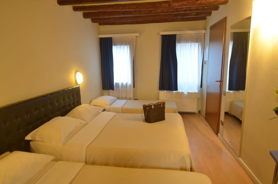 Classic Quadruple Room | Desk, free WiFi, bed sheets