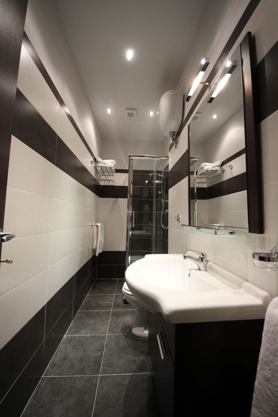 Triple Room | Bathroom | Shower, free toiletries, hair dryer, towels