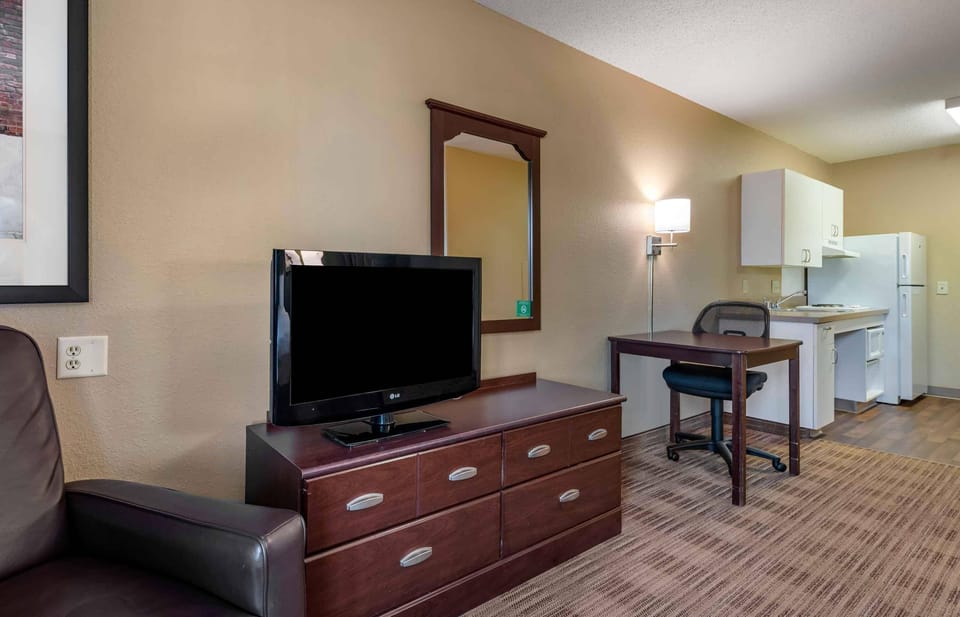 Studio, 1 Queen Bed, Accessible, Non Smoking | Desk, iron/ironing board, free WiFi, bed sheets
