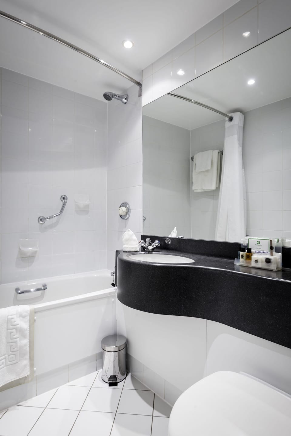 Combined shower/tub, free toiletries, hair dryer, towels