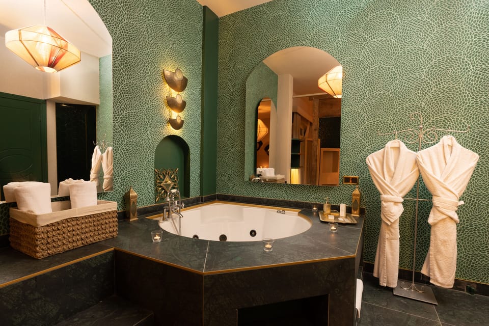 Executive Love Suite | Bathroom | Separate tub and shower, hair dryer, slippers, towels