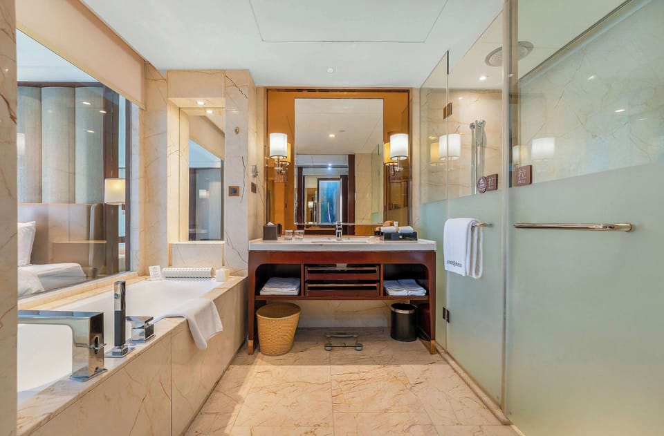 Deluxe Room, 2 Twin Beds, Non Smoking | Bathroom | Towels