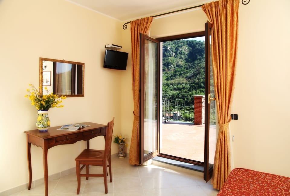 Deluxe Triple Room | Minibar, free WiFi