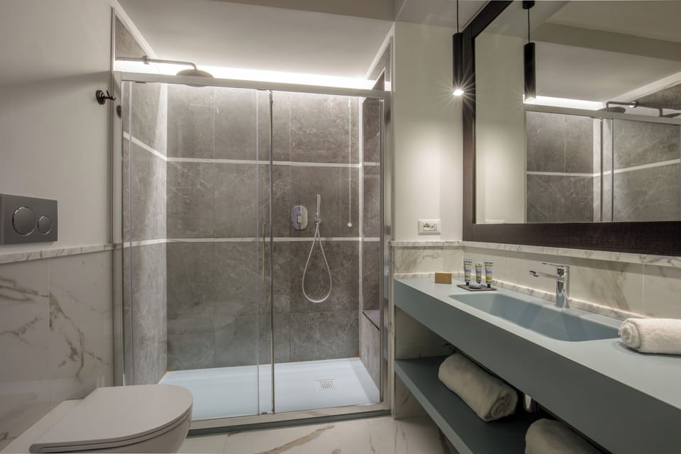 Suite, Terrace | Bathroom | Shower, hydromassage showerhead, free toiletries, bidet