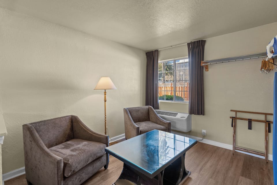 Room, 1 King Bed | Iron/ironing board, free WiFi, bed sheets