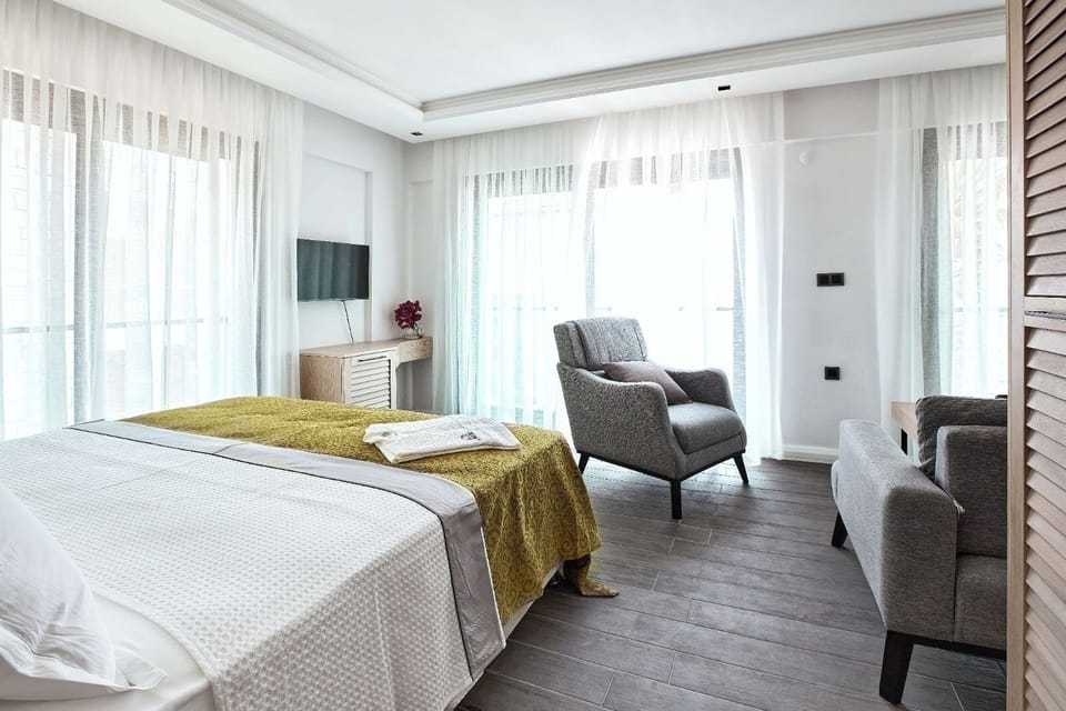 Deluxe Room | Egyptian cotton sheets, premium bedding, minibar, in-room safe