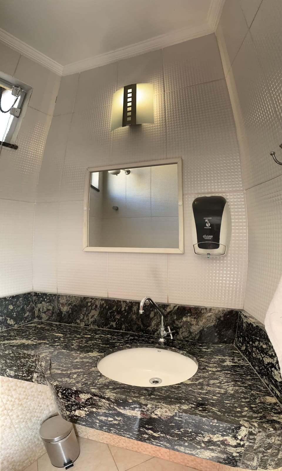 Shower, free toiletries, towels