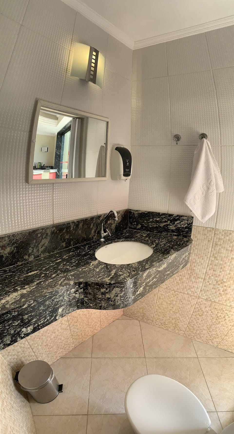Shower, free toiletries, towels