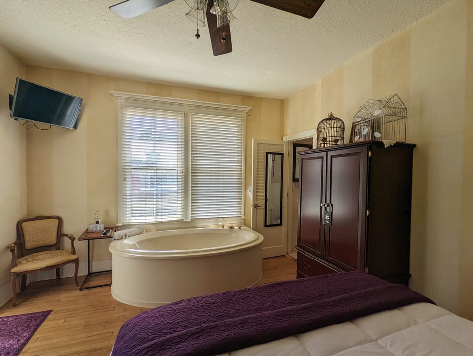 GraceDarling | Blackout drapes, iron/ironing board, free WiFi