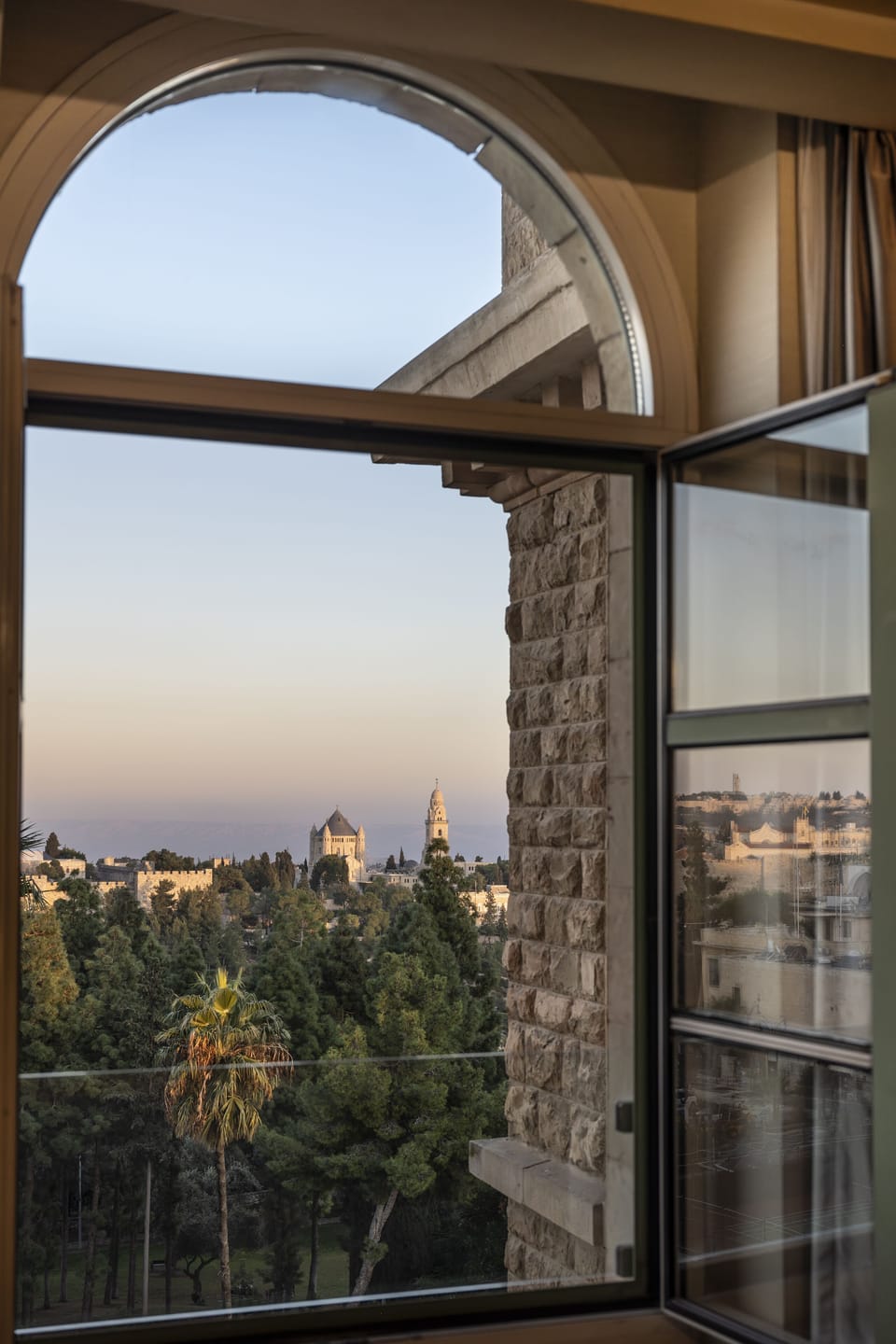Deluxe Old City | Minibar, in-room safe, desk, laptop workspace