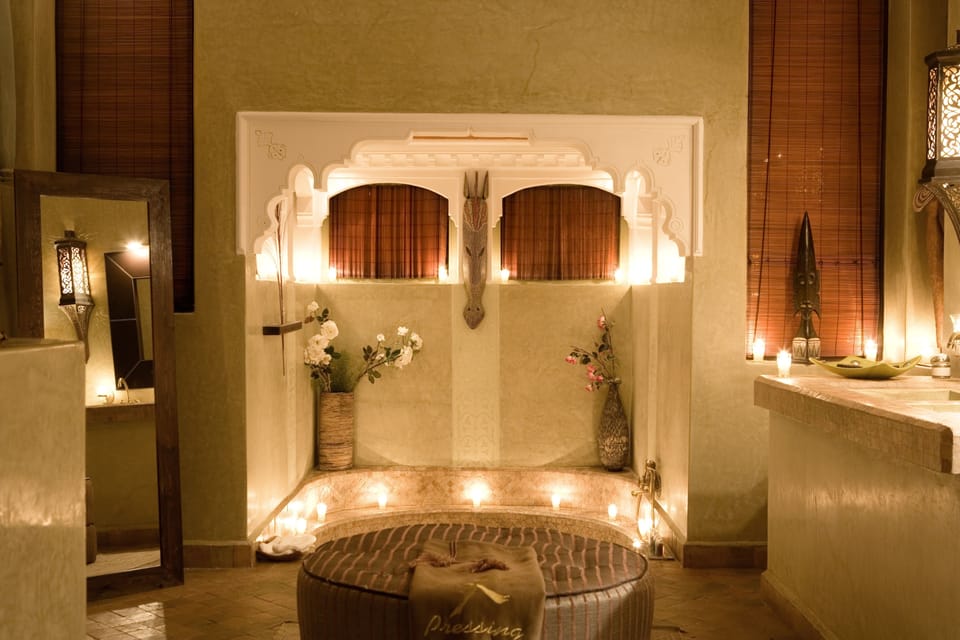 Lodge Art Deco | Bathroom | Free toiletries, hair dryer, bathrobes, slippers