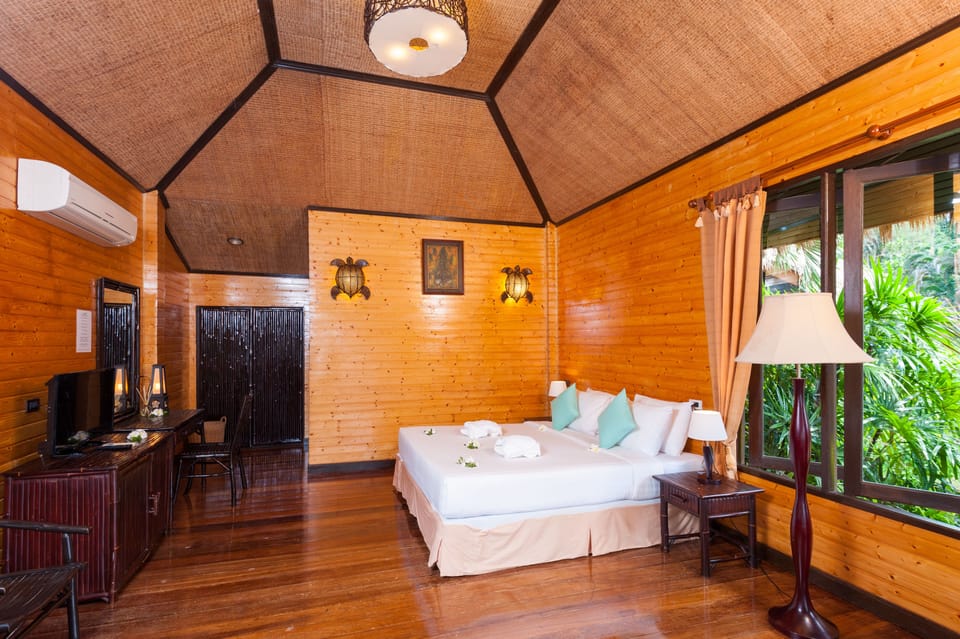 Deluxe Bungalow, Sea View | In-room safe, free WiFi, bed sheets