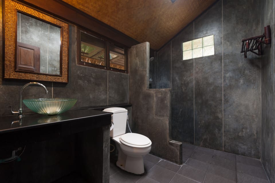 Deluxe Bungalow, Sea View | Bathroom | Shower, hair dryer, towels
