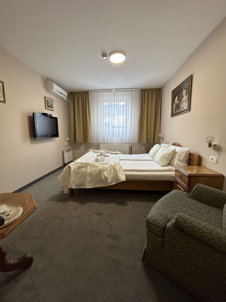 Premium bedding, desk, soundproofing, free WiFi