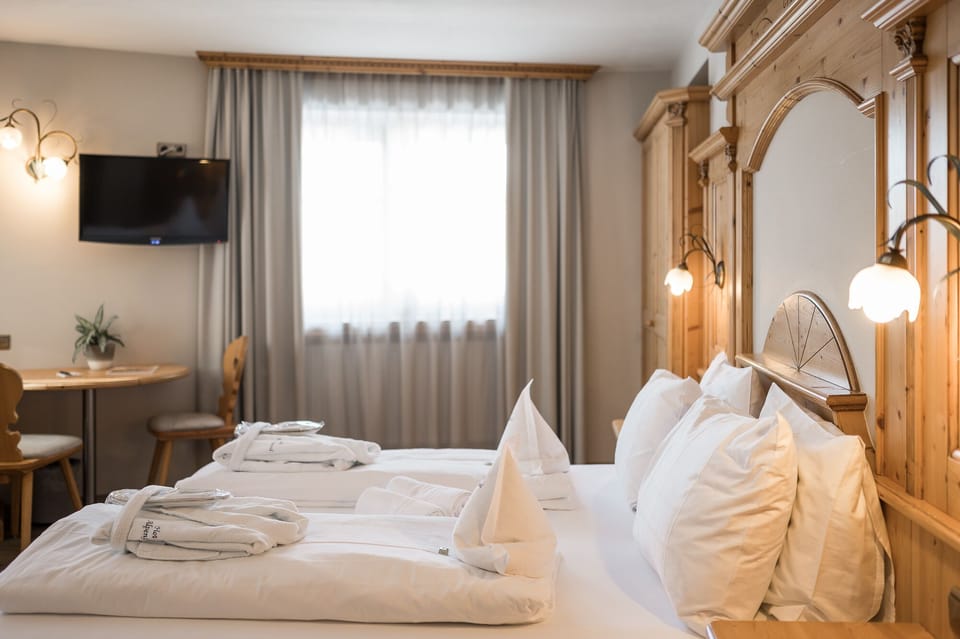 Superior Room | Living area | TV