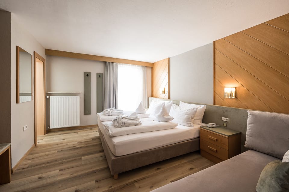 Classic Room | In-room safe, desk, free WiFi, bed sheets