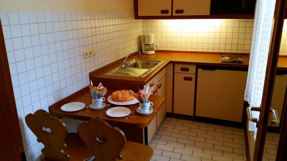 Coffee/tea maker, fridge, microwave, stovetop