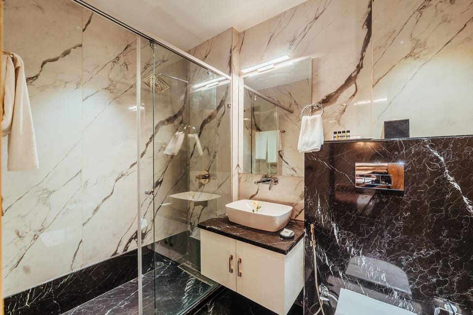 Combined shower/tub, rainfall showerhead, free toiletries, bathrobes