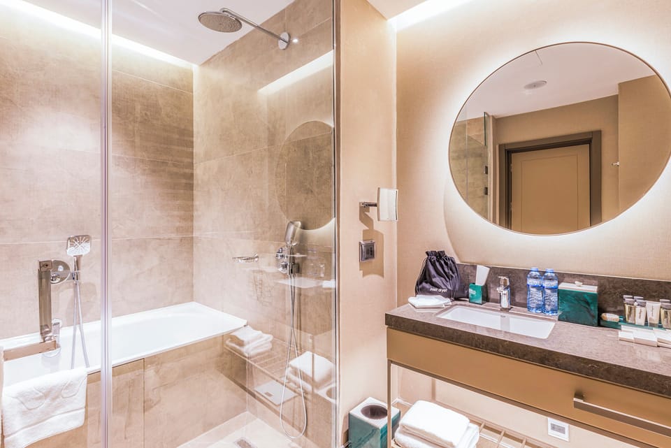 King Deluxe Room with Kitchenette | Bathroom | Free toiletries, hair dryer, bathrobes, slippers