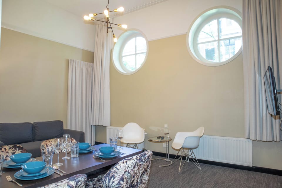 Deluxe Apartment | Living area | Flat-screen TV