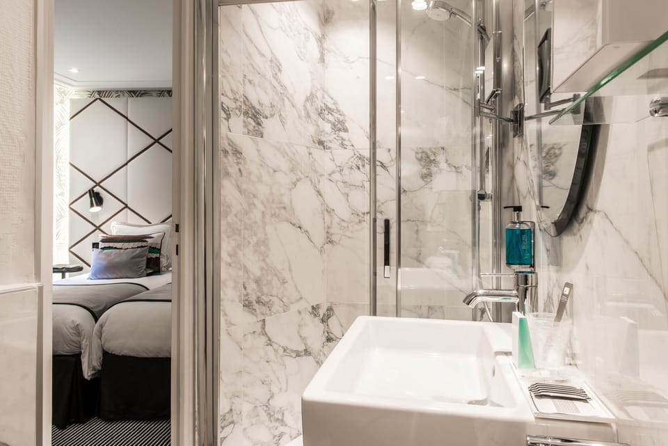 Classic Twin Room | Bathroom | Rainfall showerhead, eco-friendly toiletries, hair dryer, towels