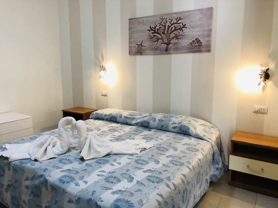 Economy Double or Twin Room | Egyptian cotton sheets, premium bedding, minibar, desk