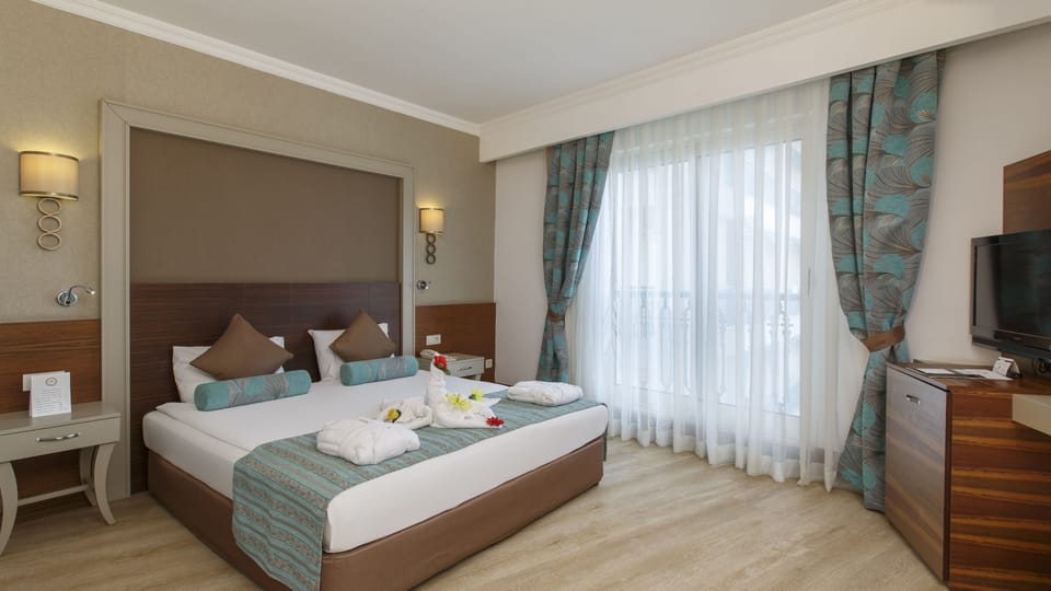 Premium bedding, minibar (free items), desk, blackout drapes