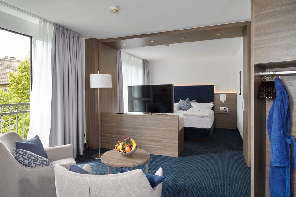 Deluxe Room | Living area | 45-inch flat-screen TV with satellite channels, TV