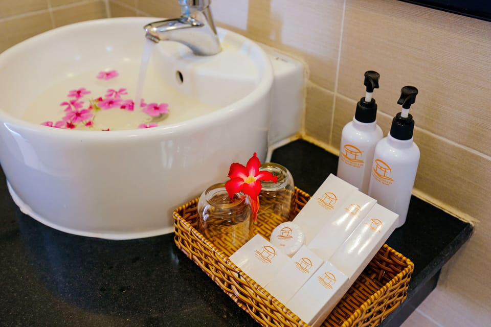 Deluxe Room | Bathroom | Free toiletries, hair dryer, bathrobes, slippers