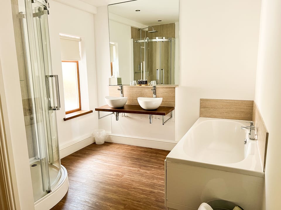 Oxwich Green - no pets allowed | Bathroom | Free toiletries, hair dryer, bathrobes, towels