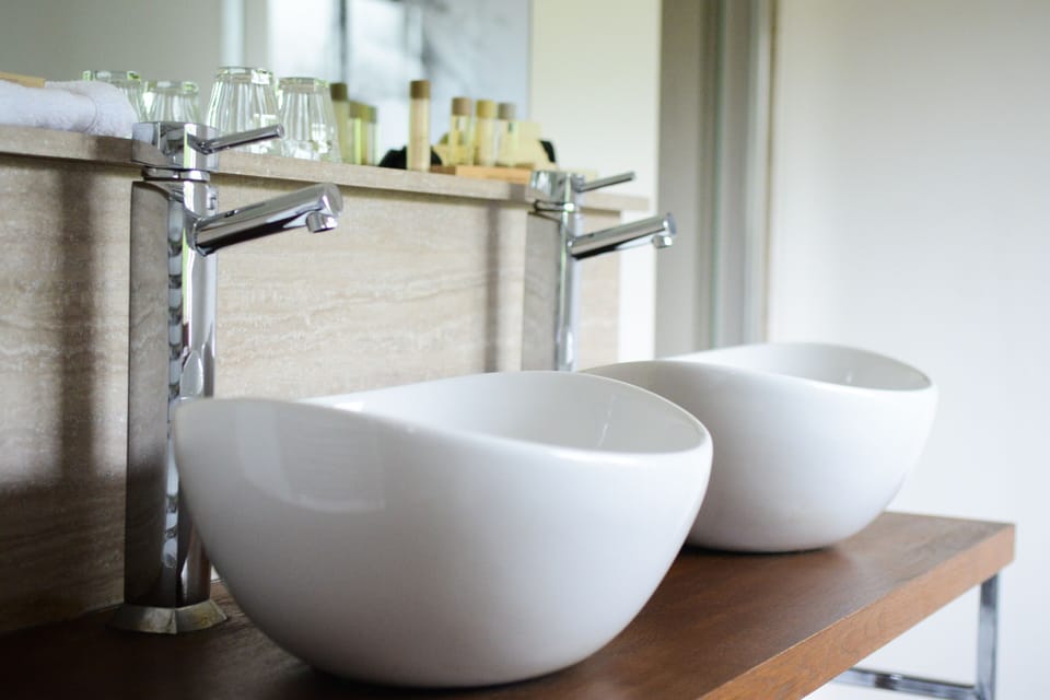 Room, Bathtub - no pets allowed | Bathroom | Free toiletries, hair dryer, bathrobes, towels
