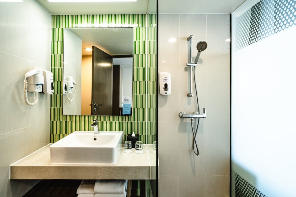 Shower, rainfall showerhead, free toiletries, hair dryer (on request)