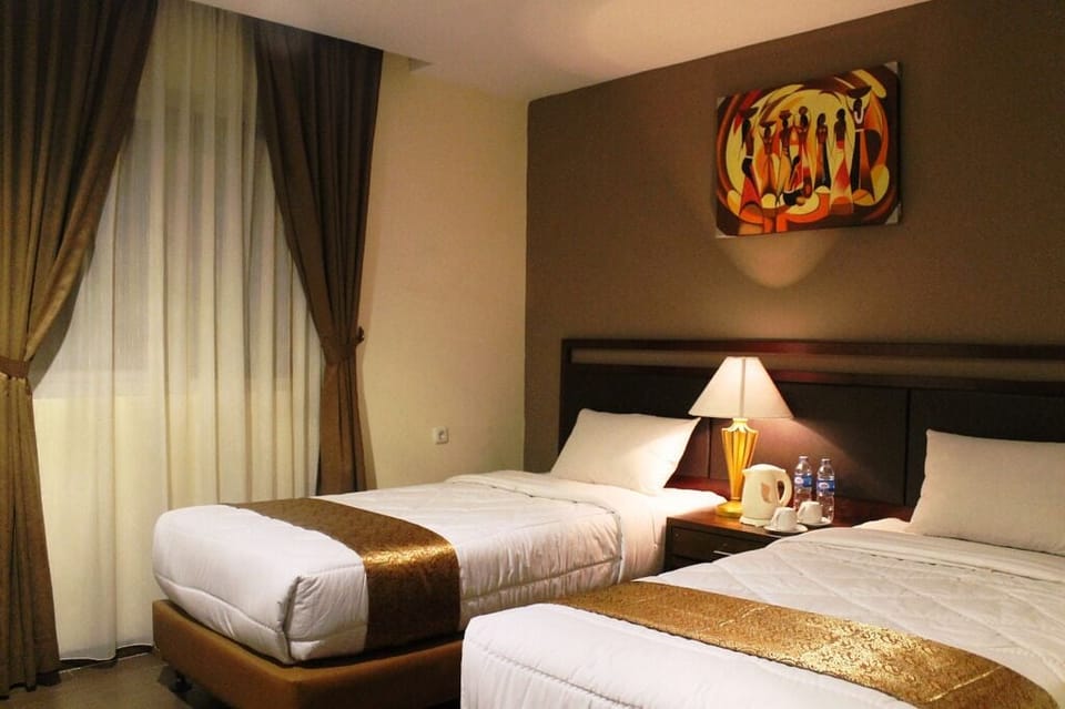 Deluxe Twin | Premium bedding, in-room safe, desk, WiFi (free)