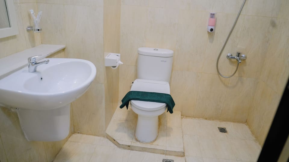 Shower, rainfall showerhead, free toiletries, hair dryer (on request)