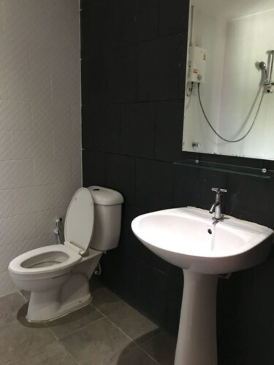 Shower, free toiletries, towels