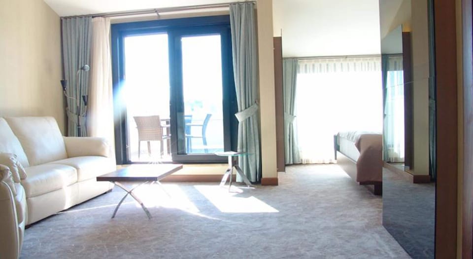 Family Room | Premium bedding, minibar, in-room safe, desk