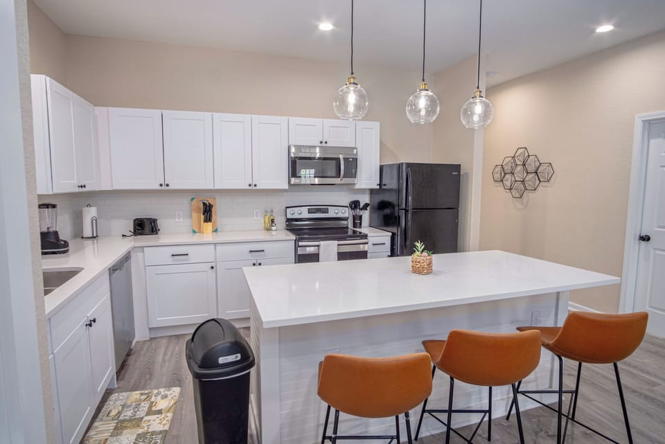 House (3 Bedrooms) | Private kitchen | Microwave, oven, dining tables