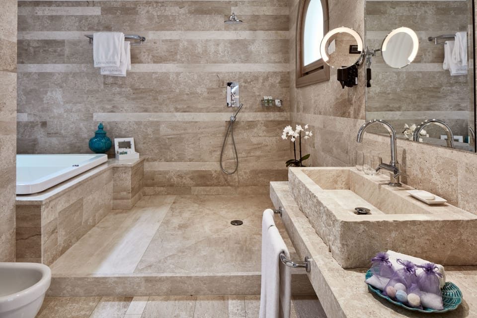Junior Suite, Garden Area | Bathroom | Shower, rainfall showerhead, free toiletries, hair dryer