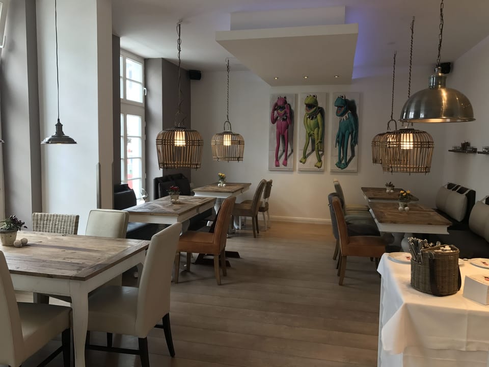 3 restaurants; breakfast, lunch, and dinner served