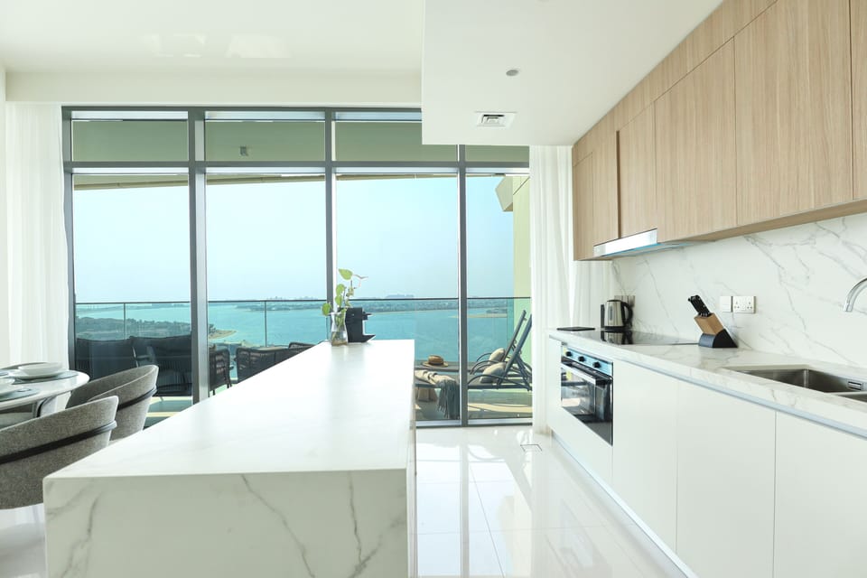 Deluxe Apartment | Private kitchen | Fridge, microwave, oven, stovetop