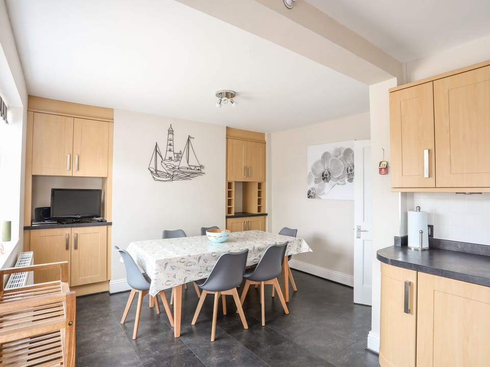 Cottage | Private kitchen | Fridge, dishwasher, electric kettle, toaster