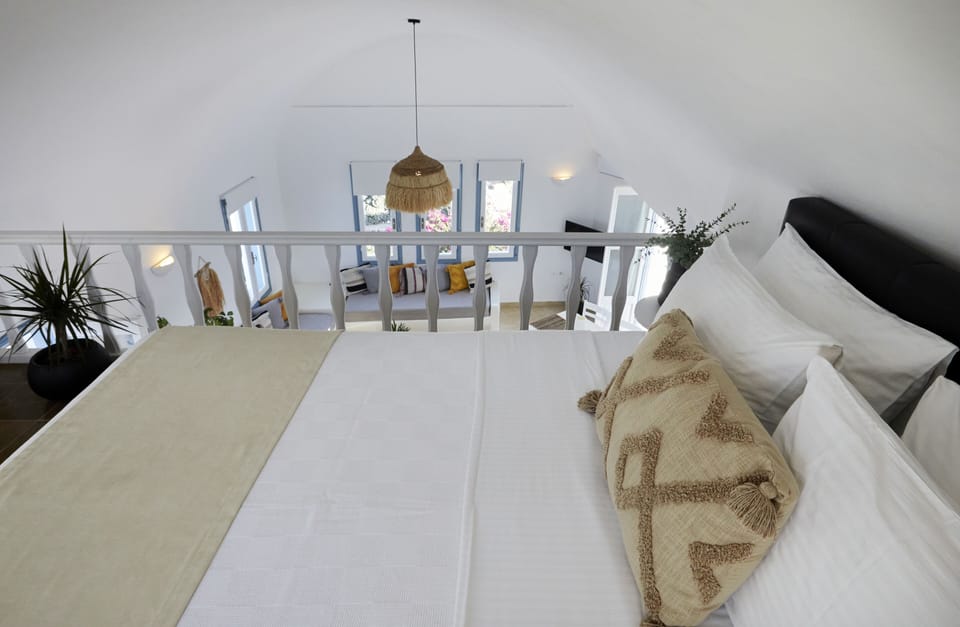 Suite with Outdoor Hot Tub | Premium bedding, minibar, in-room safe, individually decorated