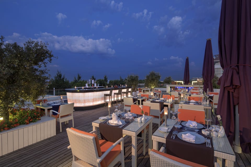 2 restaurants; breakfast, lunch, and dinner served