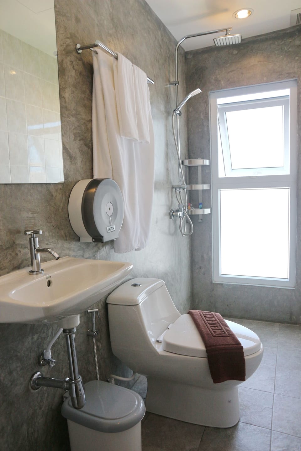 Shower, rainfall showerhead, free toiletries, hair dryer