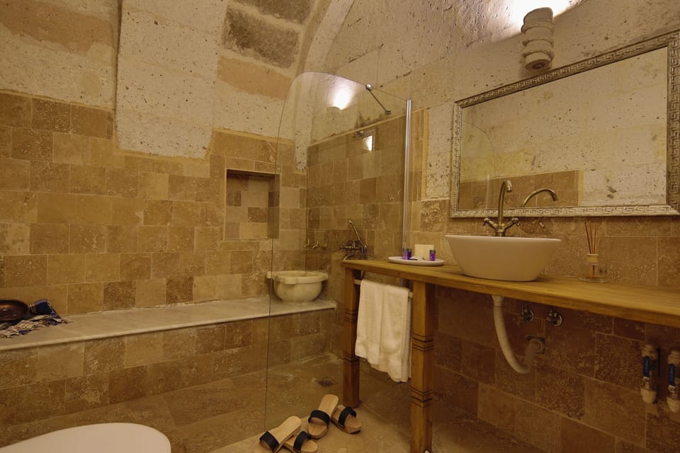 Deluxe Room | Bathroom | Free toiletries, hair dryer, slippers, towels