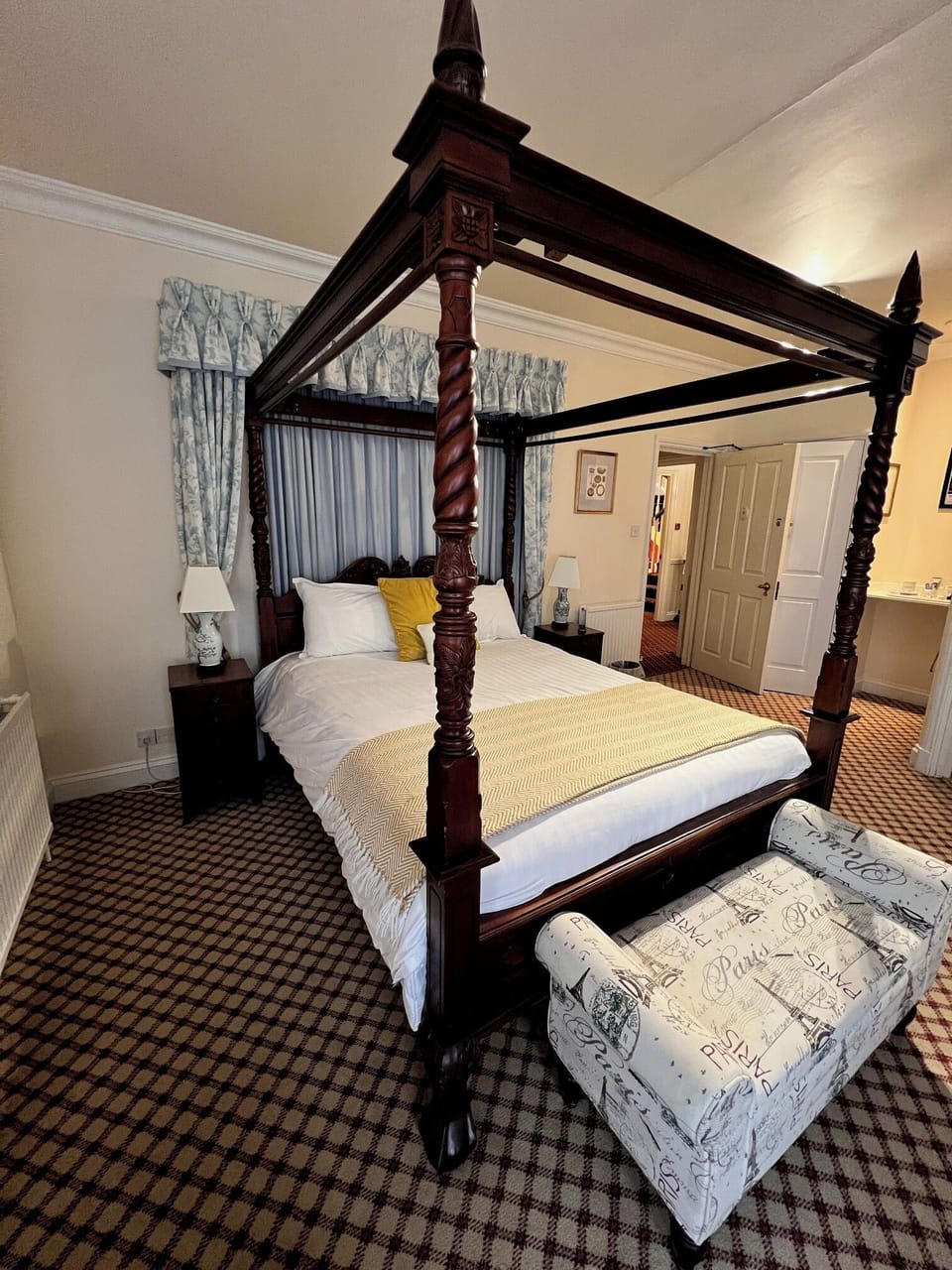 Deluxe Double Room, 1 King Bed | Desk, laptop workspace, blackout drapes, iron/ironing board