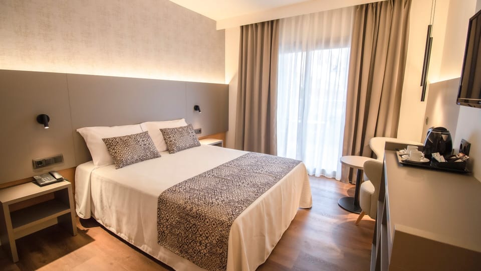 Double Room | In-room safe, desk, free cribs/infant beds, free WiFi