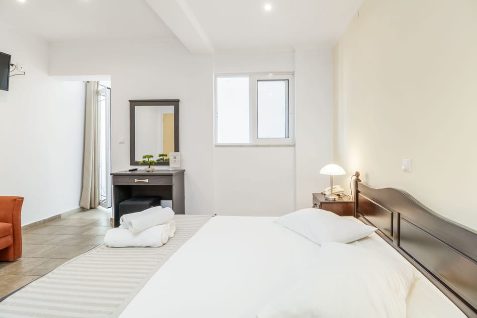 Basic Triple Room | In-room safe, blackout drapes, iron/ironing board, free WiFi