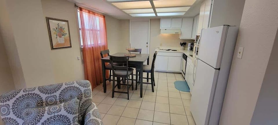 House, Multiple Beds, Kitchen, Pool View | Dining